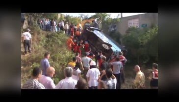 Yolcu midibüsü devrildi: 38 yaralı