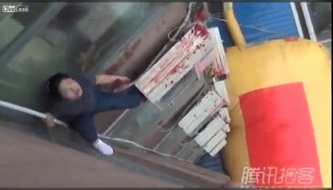 Önce bileğini kesti, sonra binadan atlamak istedi