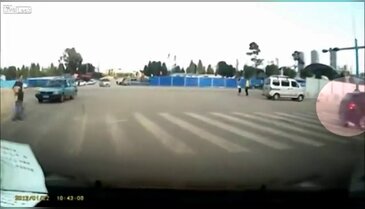 Kaldırıma çıkan araba öğrenciyi altına aldı
