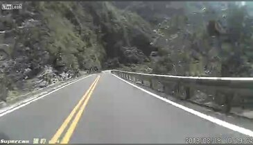 Dikkatsiz otomobil sürücüsü motosiklet sürücüsünü öldürüyordu