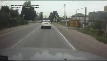 Cep telefonuyla konuşan sürücü kazan yapınca...