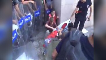 Adliye önünde biber gazlı müdahale