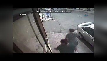 Kapkaç anı güvenlik kamerasında