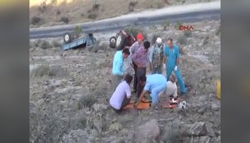 Traktör uçuruma yuvarlandı