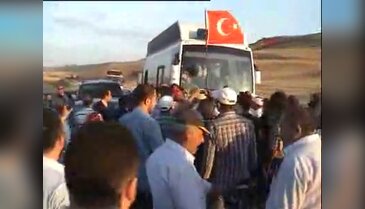 Sarıgül'den şarkılı mesaj