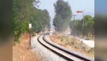 Tren kamyonete çarpınca...