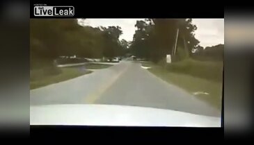 Yanan araçtaki kadını polisler kurtarmaya çalıştı