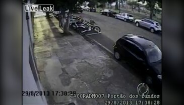 13 Motosiklet ve 1 arabaya çarptı
