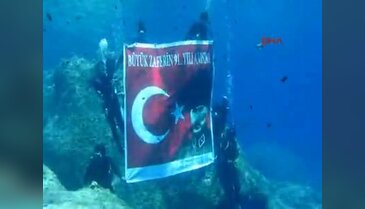 Zafer Bayramı'nı denizin dibinde kutladılar
