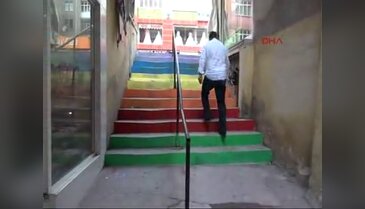 İzmit'te renkli merdivenleri belediye griye boyadı