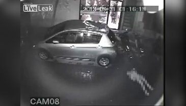 Çıplak kadın 3. kattan arabanın üstüne düştü