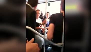 Metrobüste yanına erkek yolcu oturtmadı