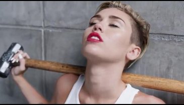 Miley Cyrus tamamen çıplak