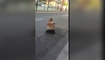 Kolsuz Bacaksız adam sokak kavgasında!