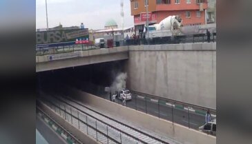 Seyir halinde alev topuna dönen otomobili vatandaşlar söndürdü