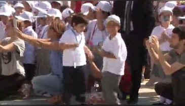 Okula göbek atarak başladılar