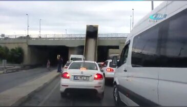Damperi açılan kamyon üst geçide takıldı