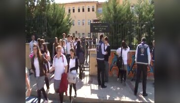 Çocuk polisinden okul önlerinde sıkı denetim