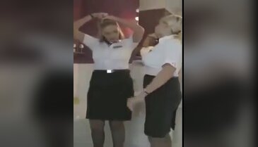 Hostesler yıkandı, İngiltere karıştı