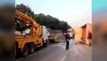 Bursa'da kamyon devrildi hayat durdu