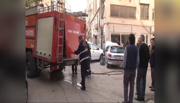 İki sürücü direğe birlikte çarptı