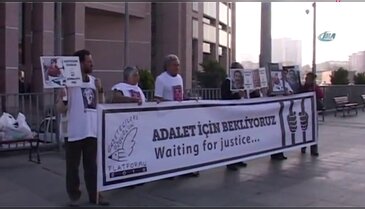 Gazetecilerden ’duran adam’ eylemi