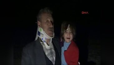 Sıkıştığı yerden kızını teselli etti