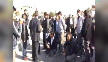 Kavşak isteyen mahalleli yolu trafiğe kapattı