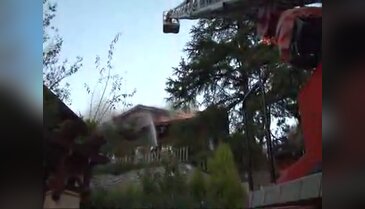 3 katlı ahşap villa alev alev yandı