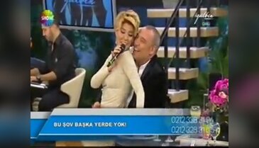 Gülben Ergen Cenk Eren'in kucağına oturdu