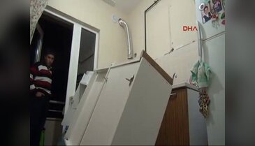 Yemek hazırlarken mutfak dolabının altında kaldı