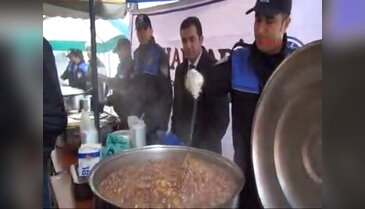 Hakkari polisi aşure dağıttı