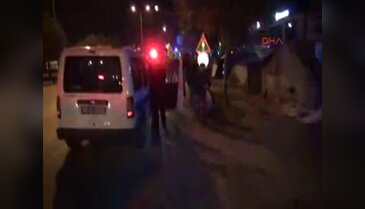 Otomobil ağaca çarpıp ikiye bölündü