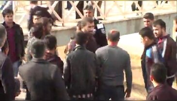 Karşıt görüşlü öğrenciler birbirine girdi