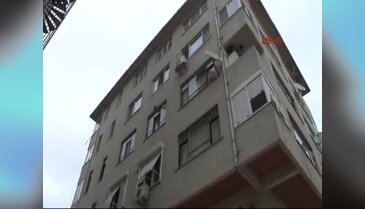 Temizlikçi kadın cam silerken düştü