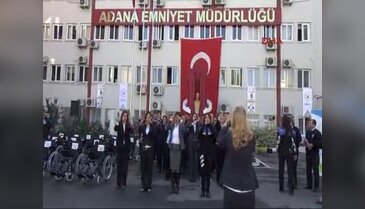 Vali Türk bayrağı dağıttı