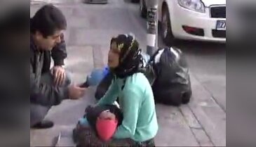 15 yaşındaki kız kucağındaki bebekle dileniyor