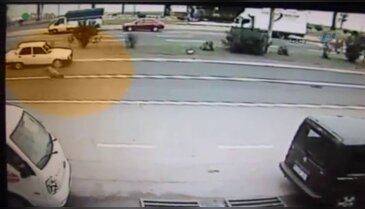 Otomobilin çarptığı yaya metrelerce uçtu