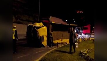 Tomruk yüklü kamyon devrildi: 1 ağır yaralı