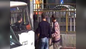 Sürücüler yol ortasında birbirine girdi