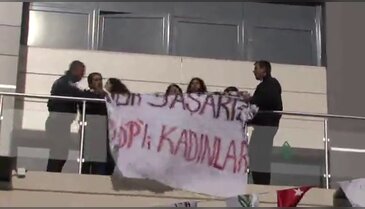 Kız öğrenciler nikah dairesini bastı