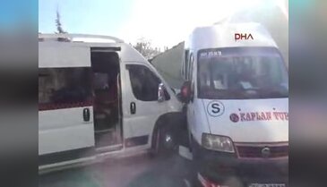 Eskişehir'de öğrenci servisleri çarpıştı: 12 yaralı