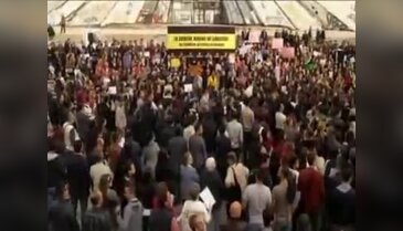 Tiran'da 10 bine yakın kişi protesto etti