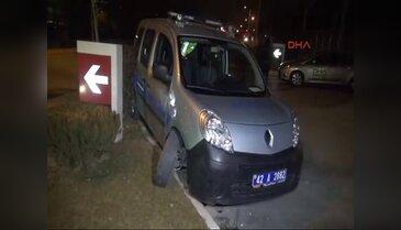 Polis otosuna çarpıp kaçtı