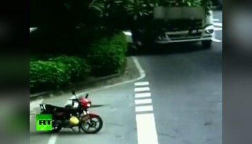Kamyonun çarptığı kadın motosikletçi böyle alevler içinde kaldı