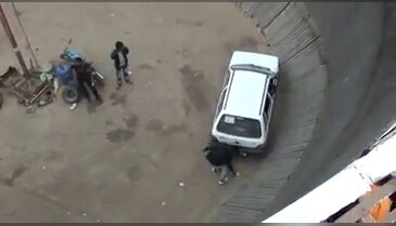 Hintli gençlerden araba şov