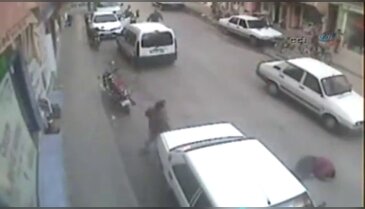 Otomobil çaycıya böyle çarptı