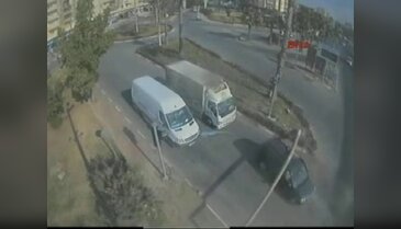 Elektrik direğine çarptı
