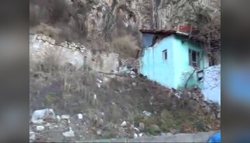 Düşen kaya parçaları korkutuyor