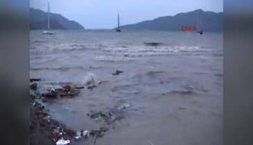 Marmaris'te sağanak ve fırtına yaşamı olumsuz etkiledi